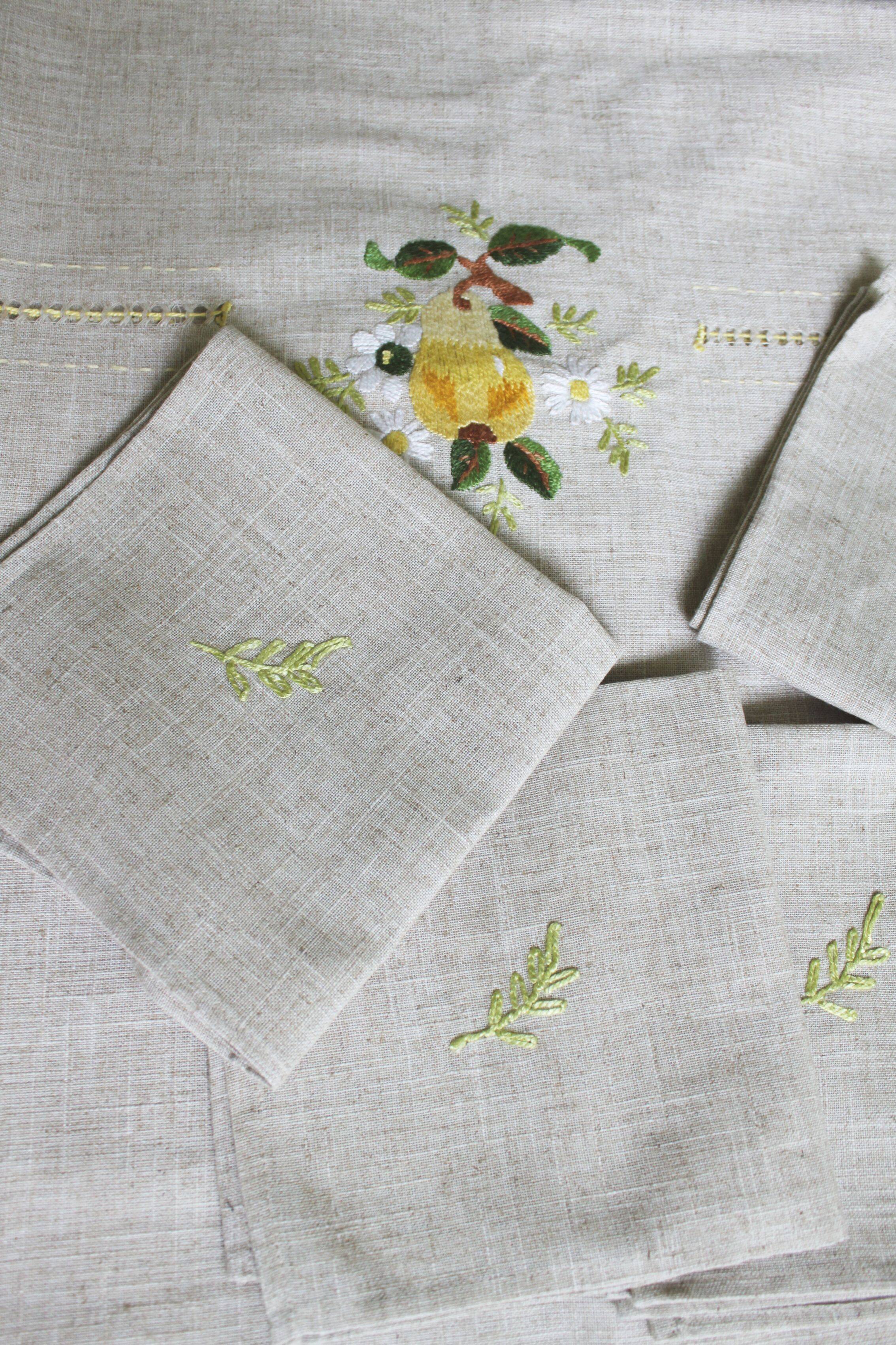 Vintage tablecloth set and 10 fine embroidered linen napkins, 270x165.