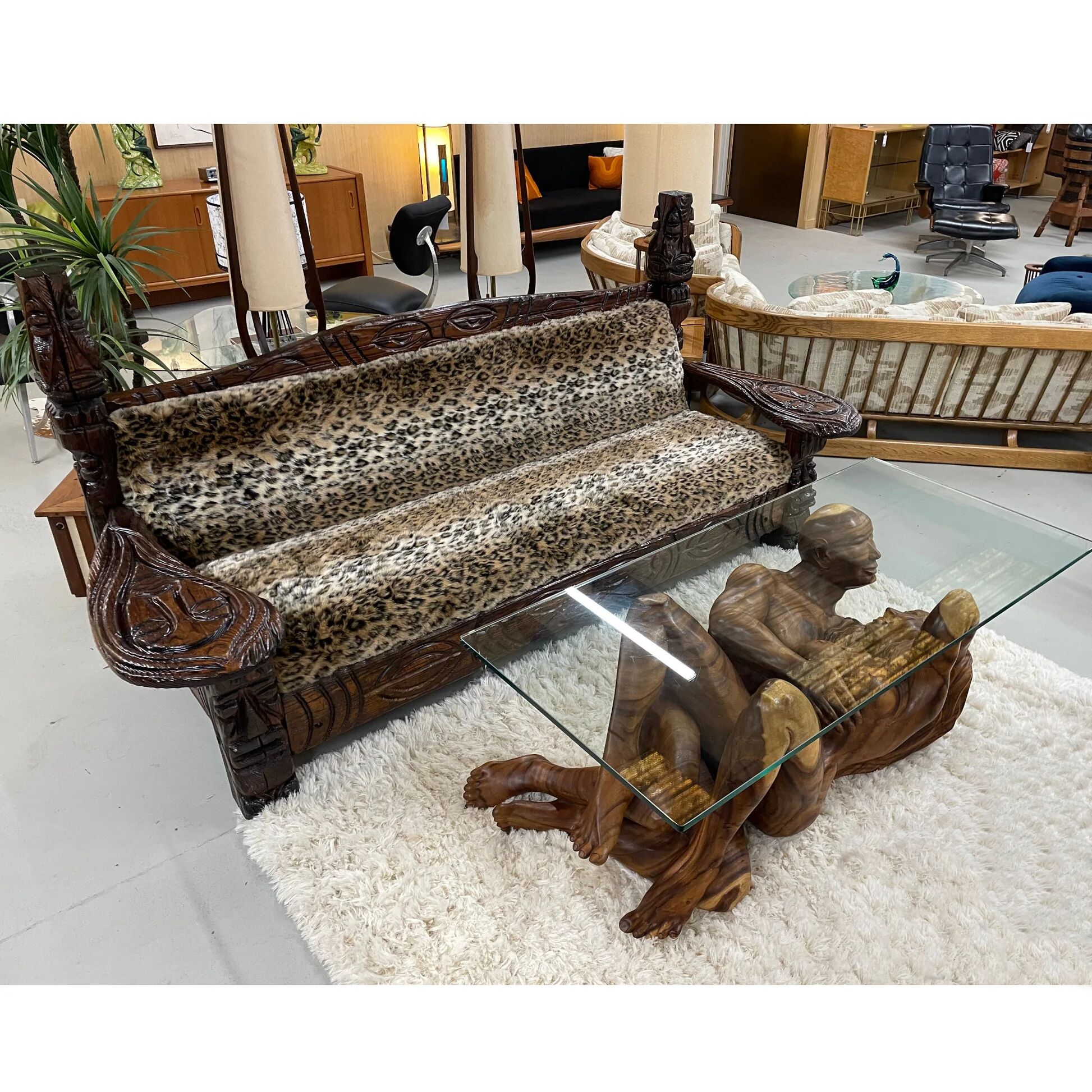 Table basse en bois exotique de monkey pod sculptée à la main représentant un couple enlacé.