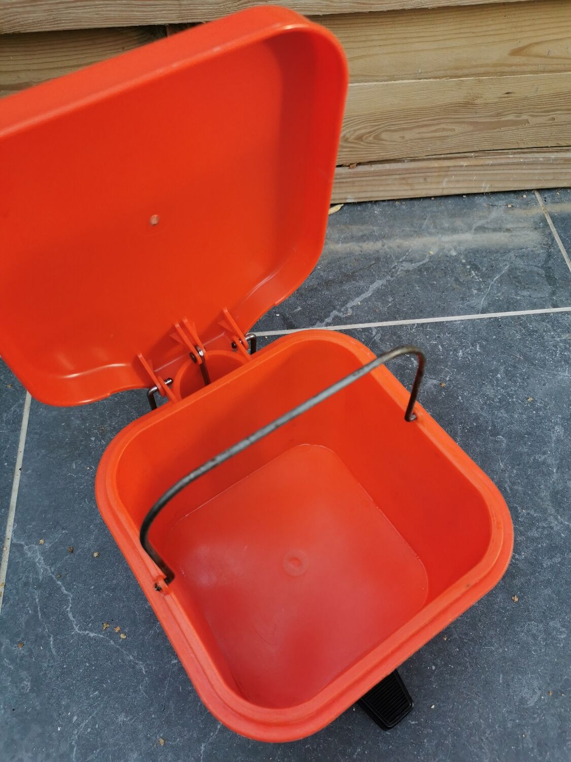 Vintage bathroom bin