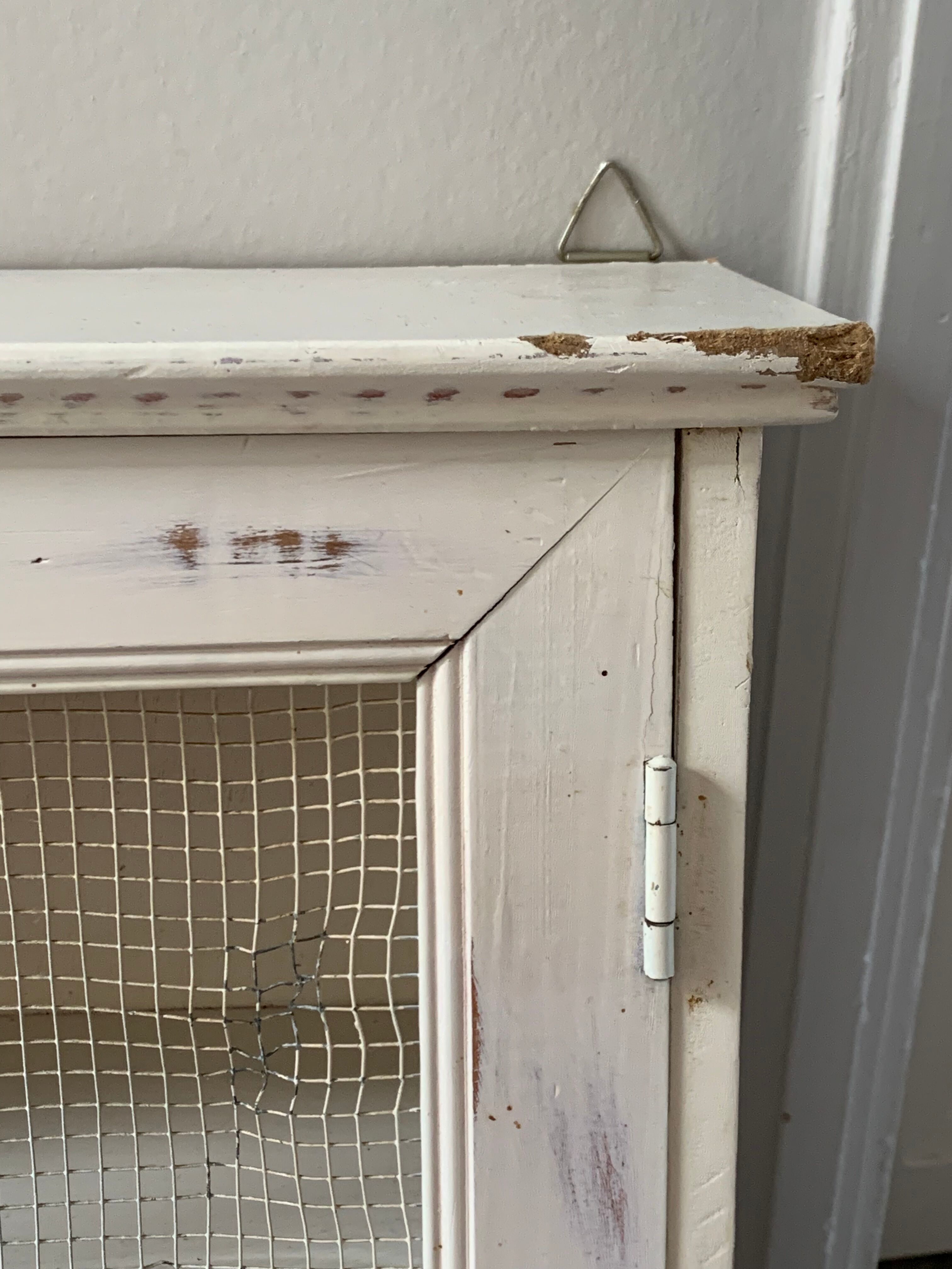 Hanging cabinet