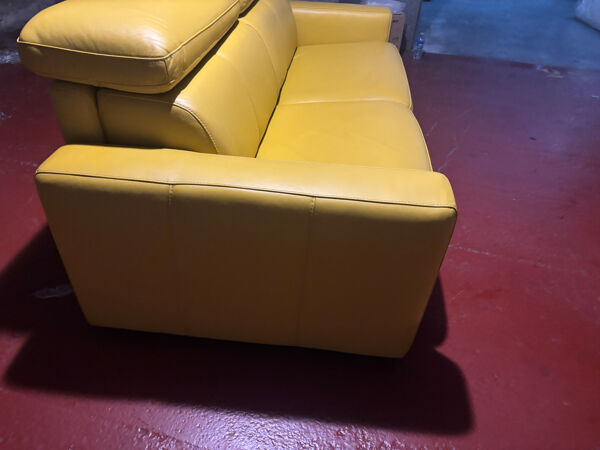 Canapé convertible en cuir jaune, Italie
