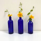 Trio de bouteilles / vases en verre bleu cobalt