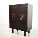 Buffet haut brutaliste noir aux accents rouges de style De Coene. Belgique, années 1960.