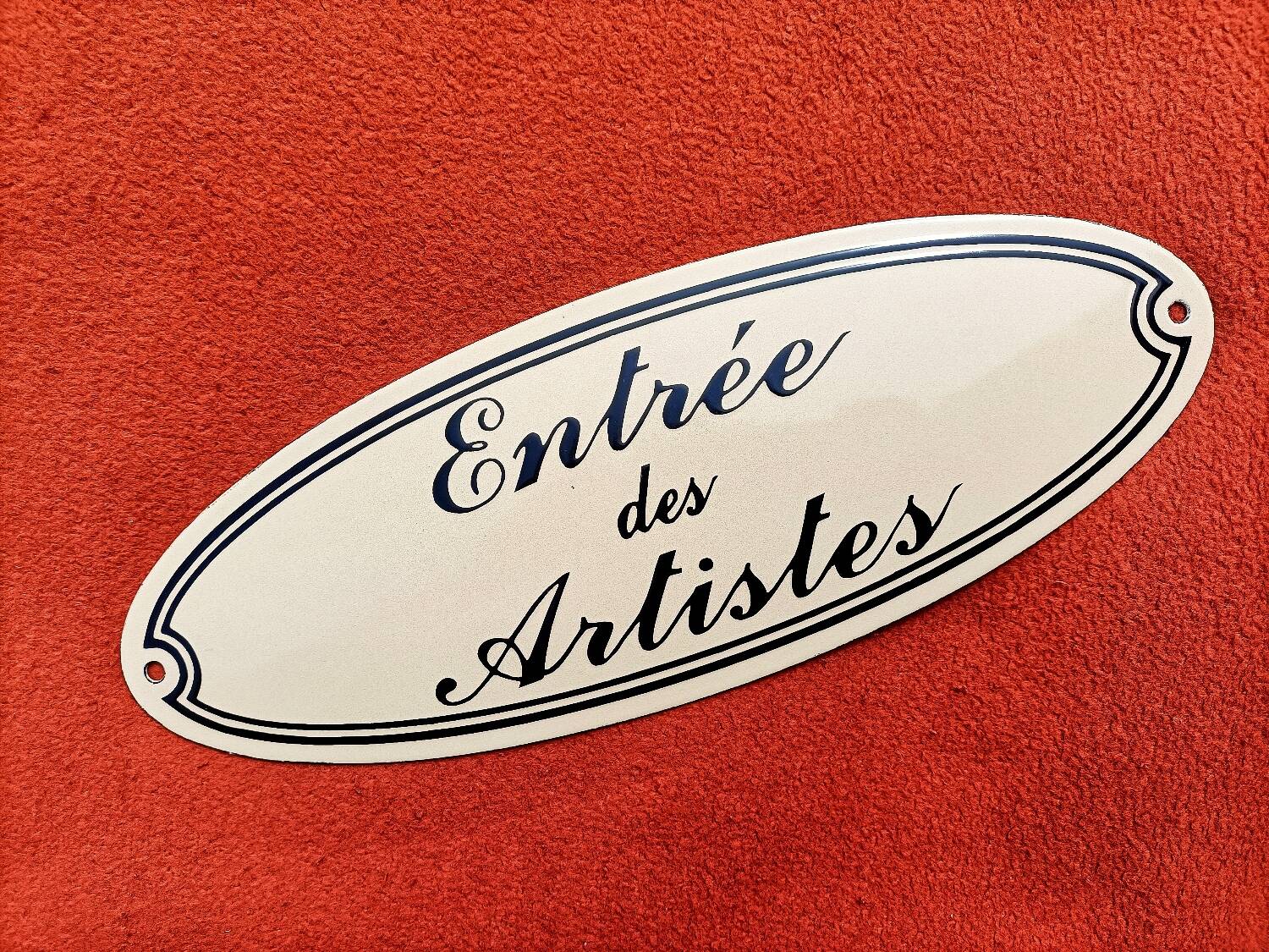 Enameled plaque - Artists Entrance 👩‍🎨💋