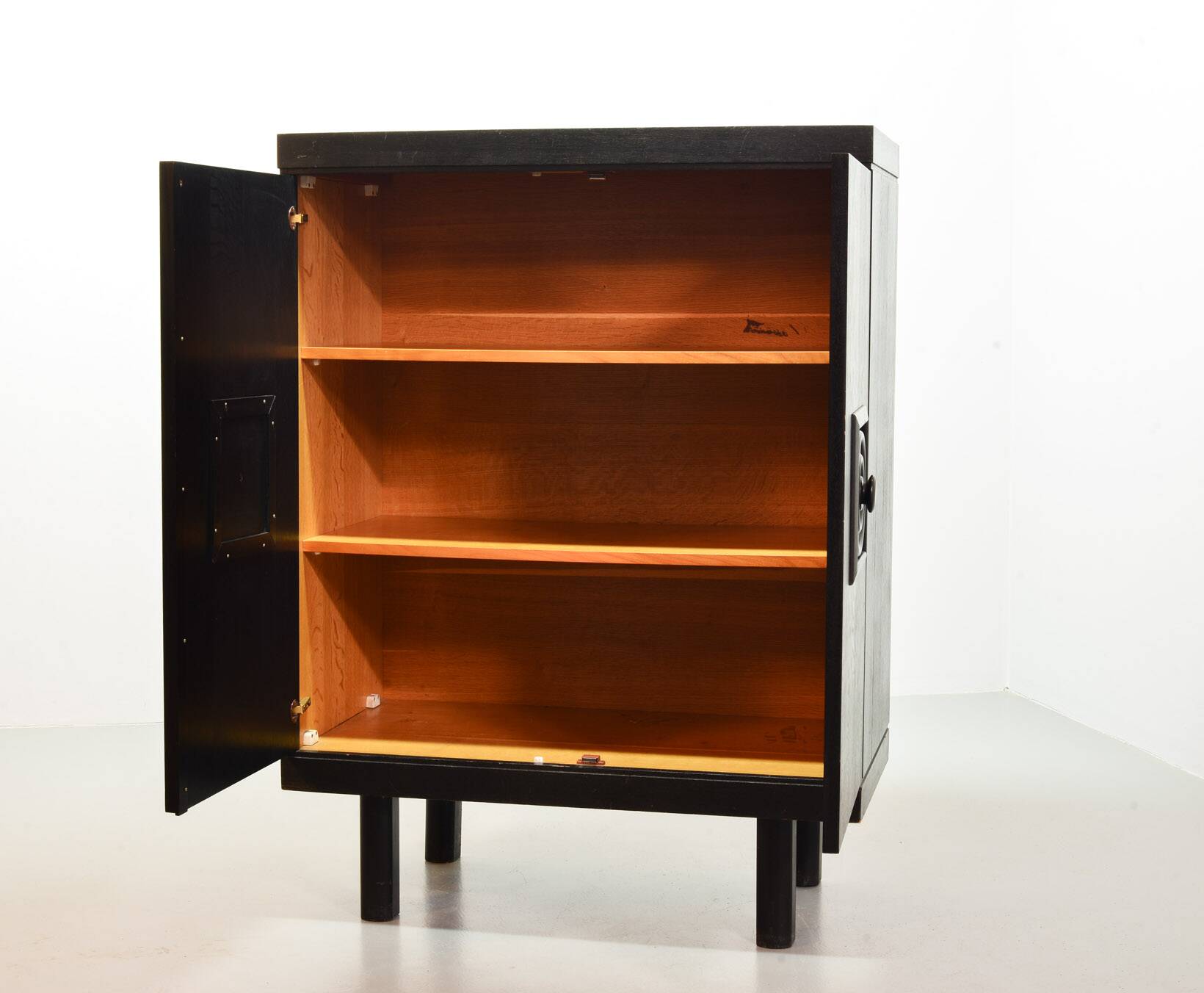 Buffet haut brutaliste noir aux accents rouges de style De Coene. Belgique, années 1960.