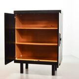 Buffet haut brutaliste noir aux accents rouges de style De Coene. Belgique, années 1960.