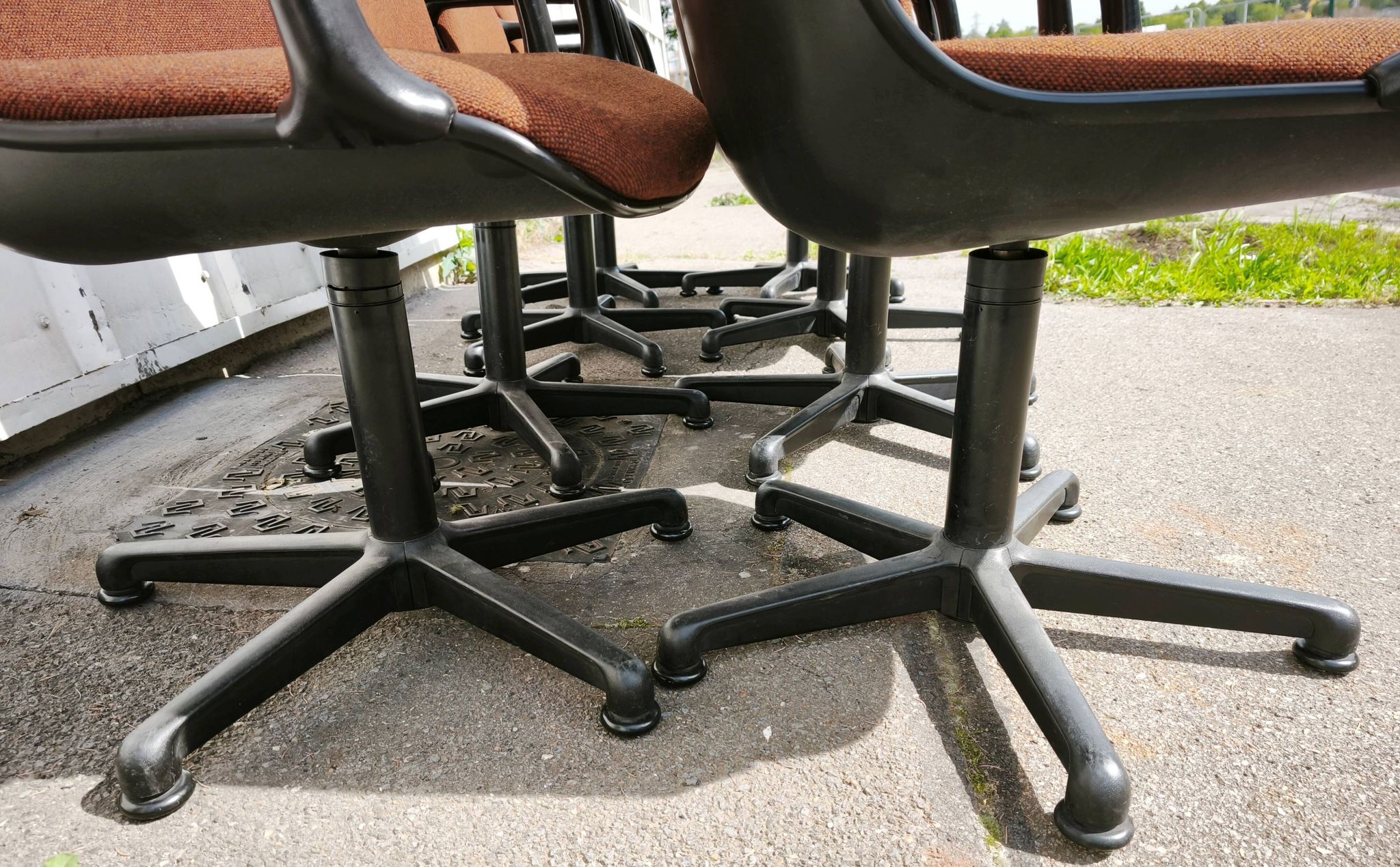 Set of 8 Comforto office chairs.