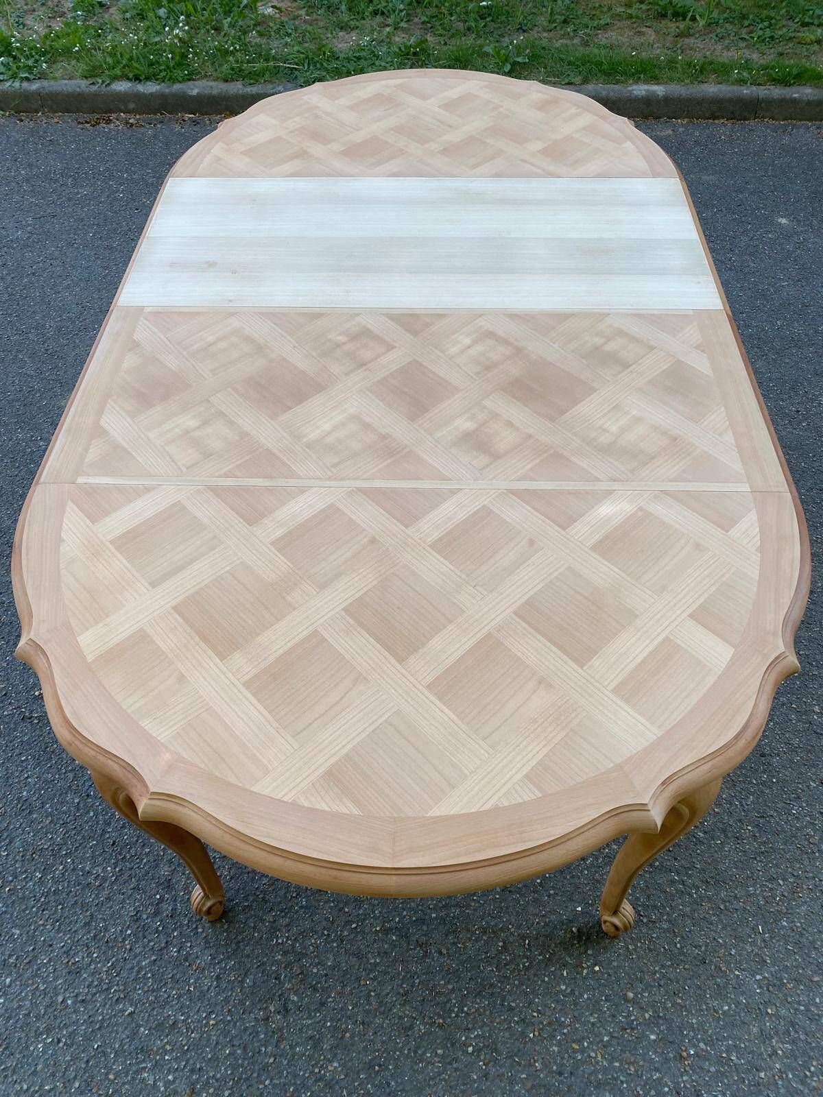 Extendable round Louis XV dining table, renovated in raw wood, 20th century, 200cm