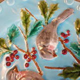Assiette en barbotine à décor d'oiseaux