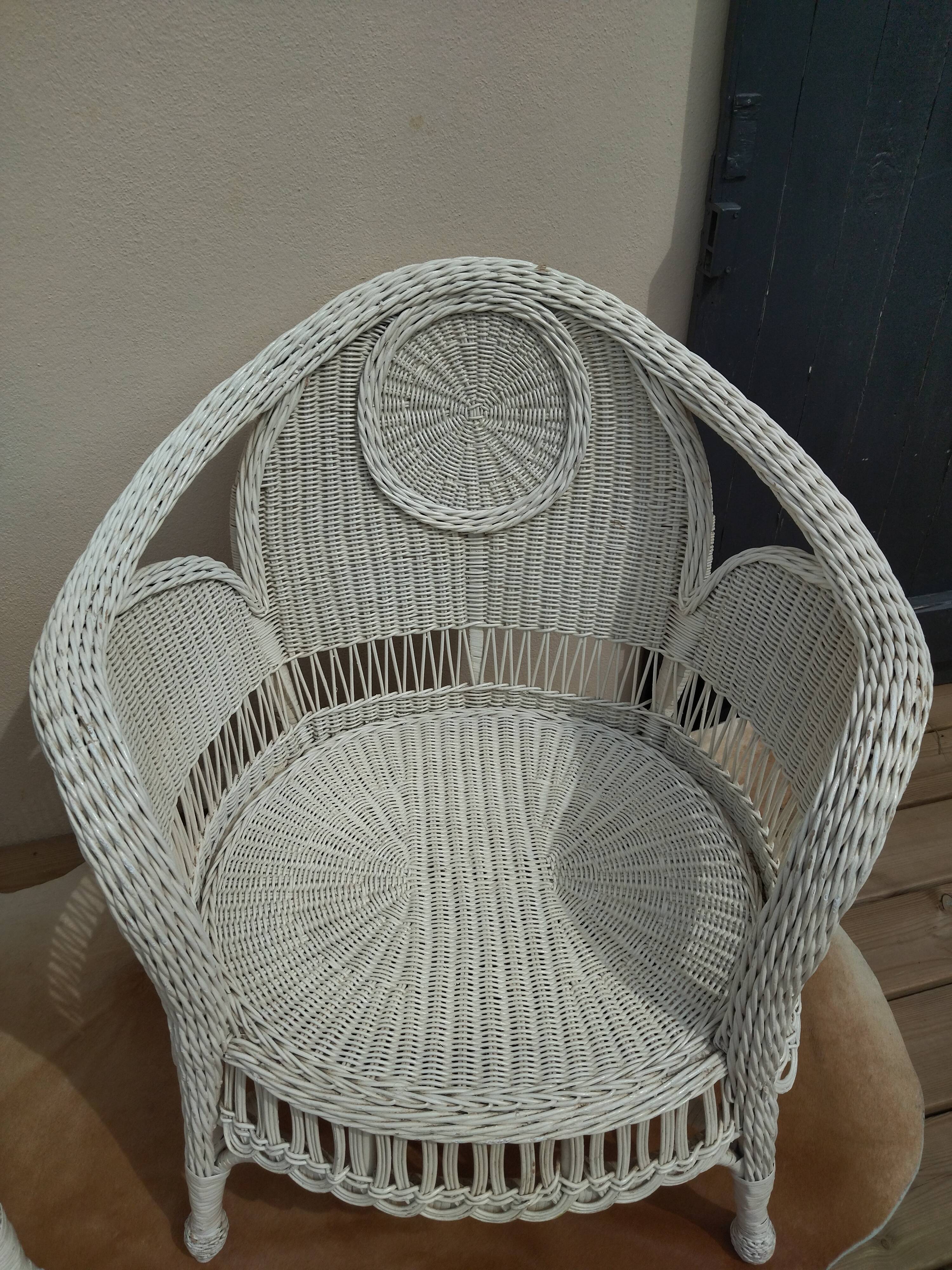 Paire de fauteuils blancs en rotin