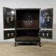 Cabinet chinois vintage noir avec des scènes peintes à la main.