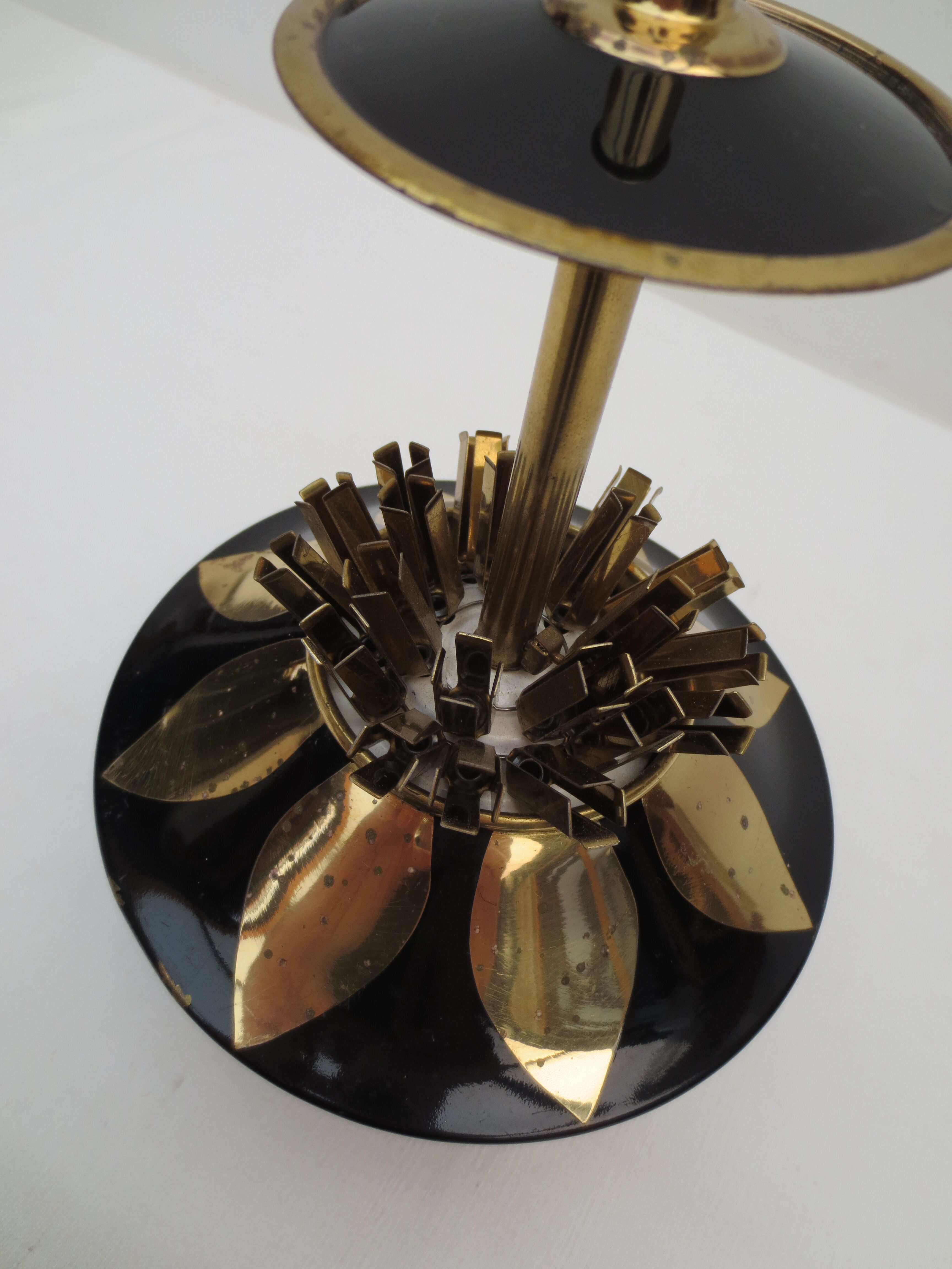 Telescopic cigarette holder in metal mushroom shape