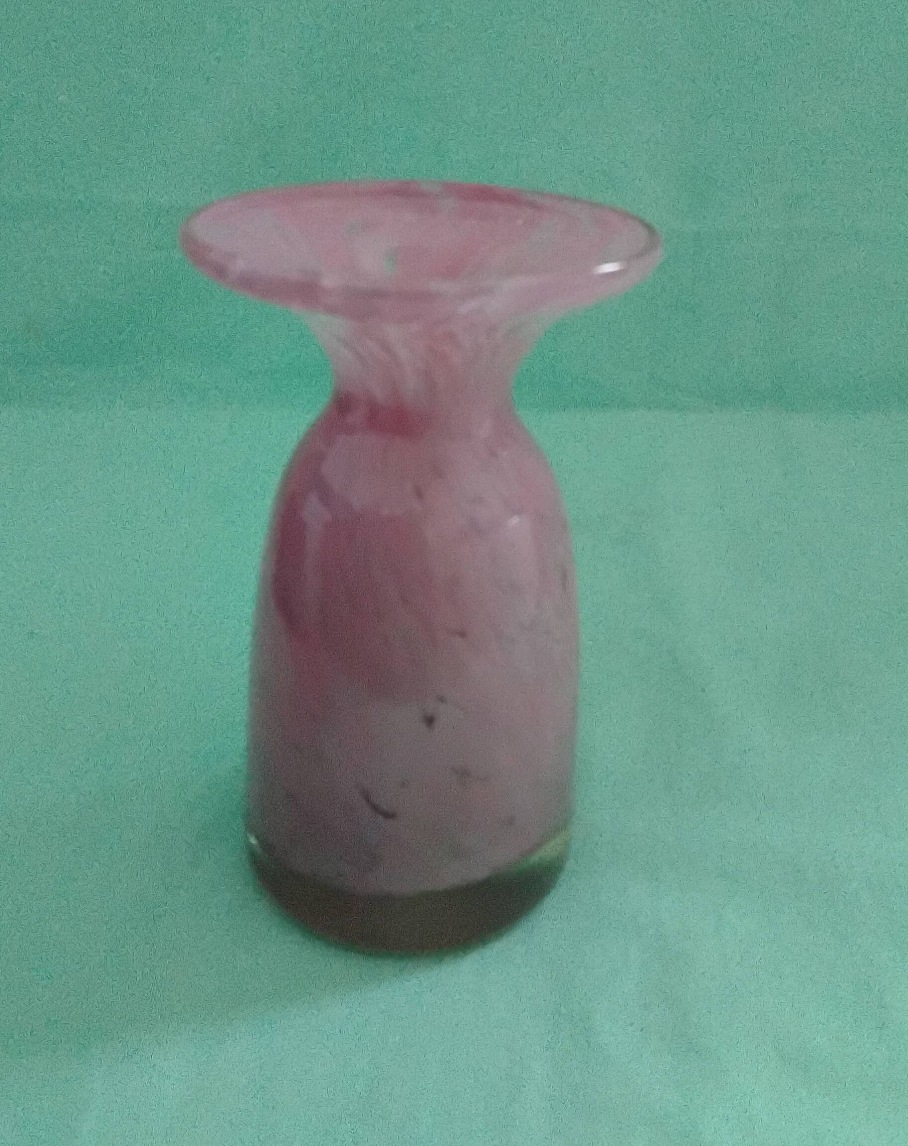 Vase en verre rose