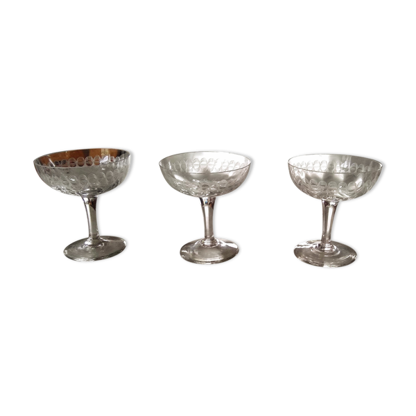 3 coupes à champagne en verre taillé