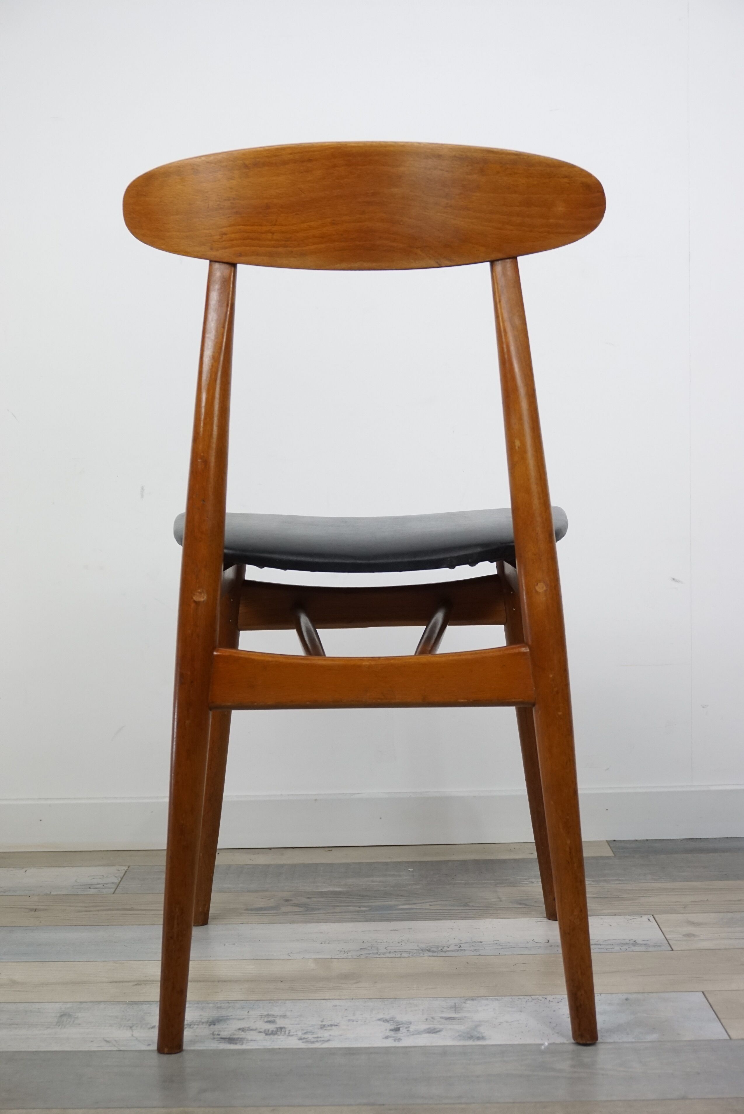 Set of 4 chairs 60s in teak and black leatherette