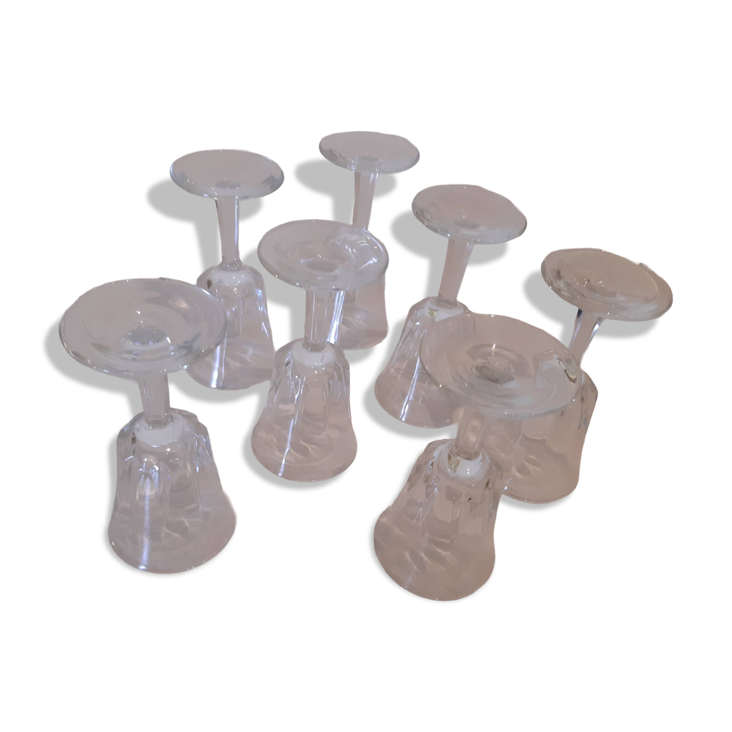 Lot de 7 petits verres à pied ciselés