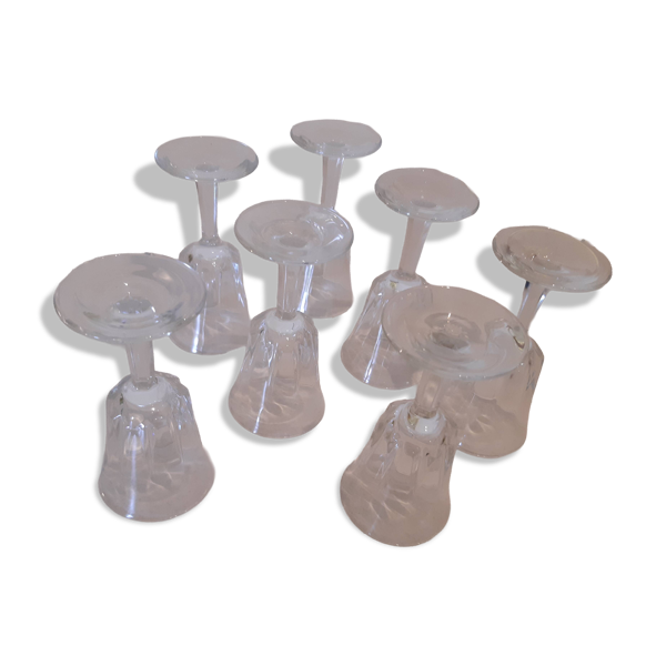 Lot de 7 petits verres à pied ciselés