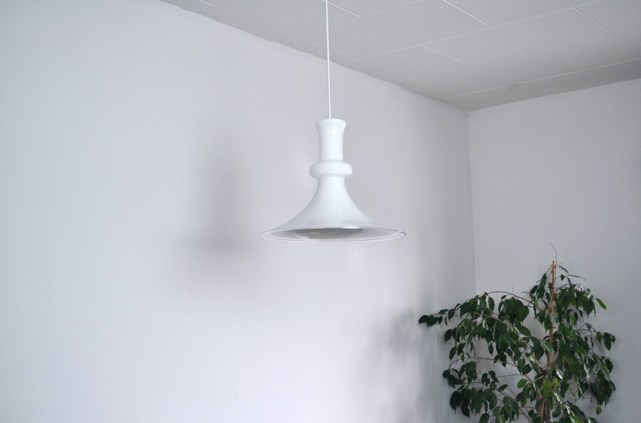 Suspension en verre opalin soufflé à la bouche blanche pour Holmegaard, Danemark, 1980s