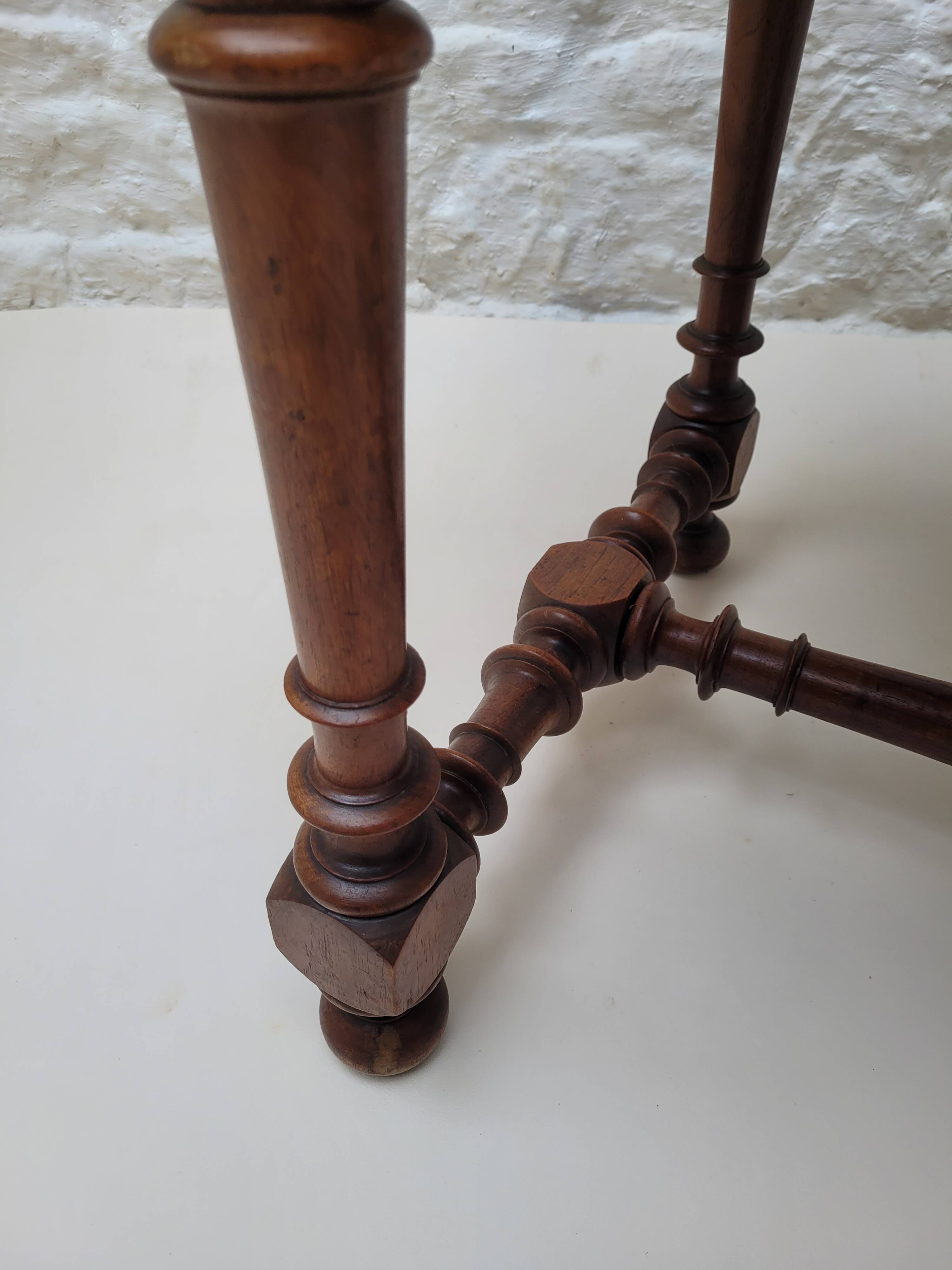 Ancienne table a ecrire bois perlé Louis XIII