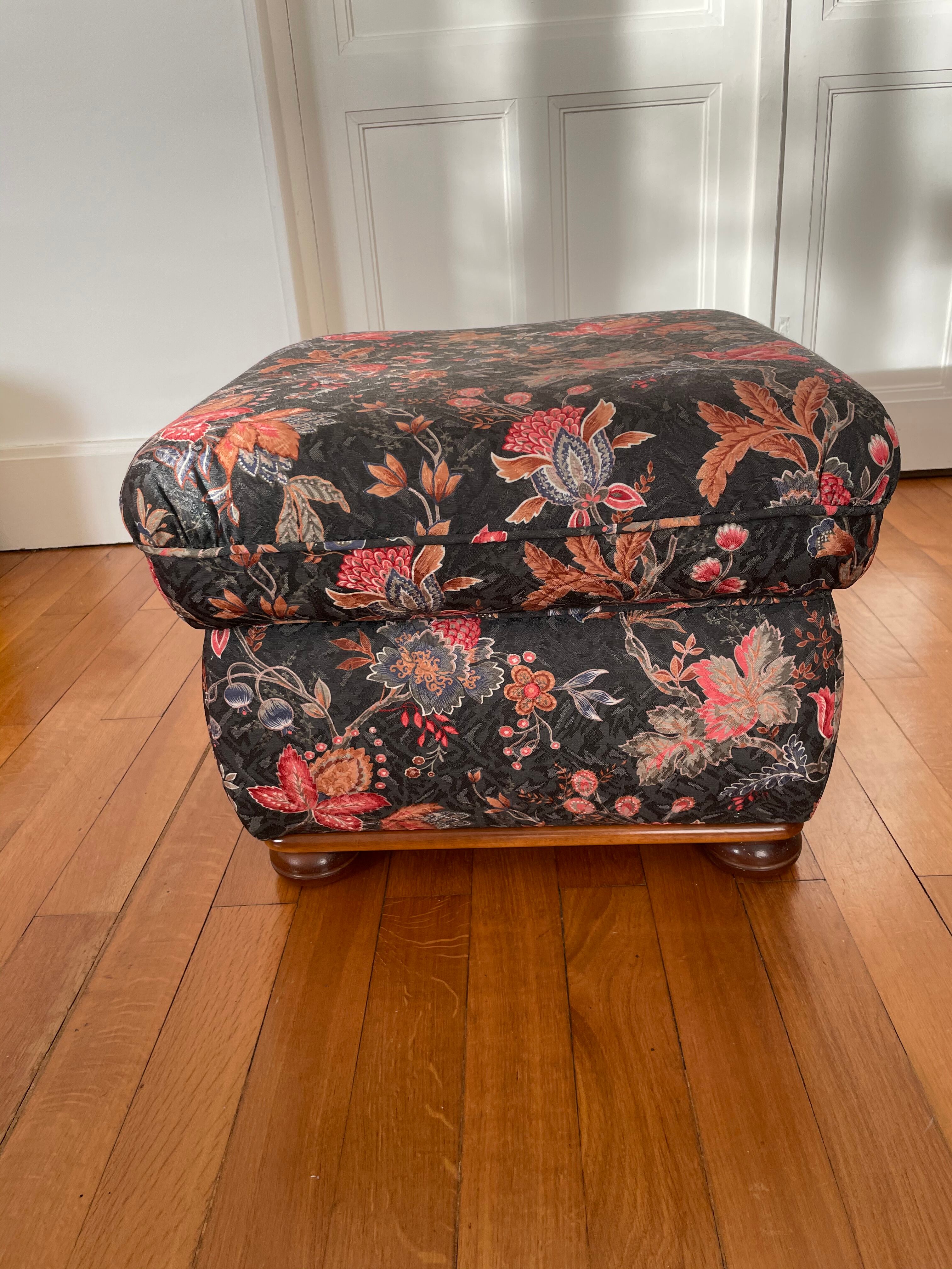 Pouf or piece of vintage sofa