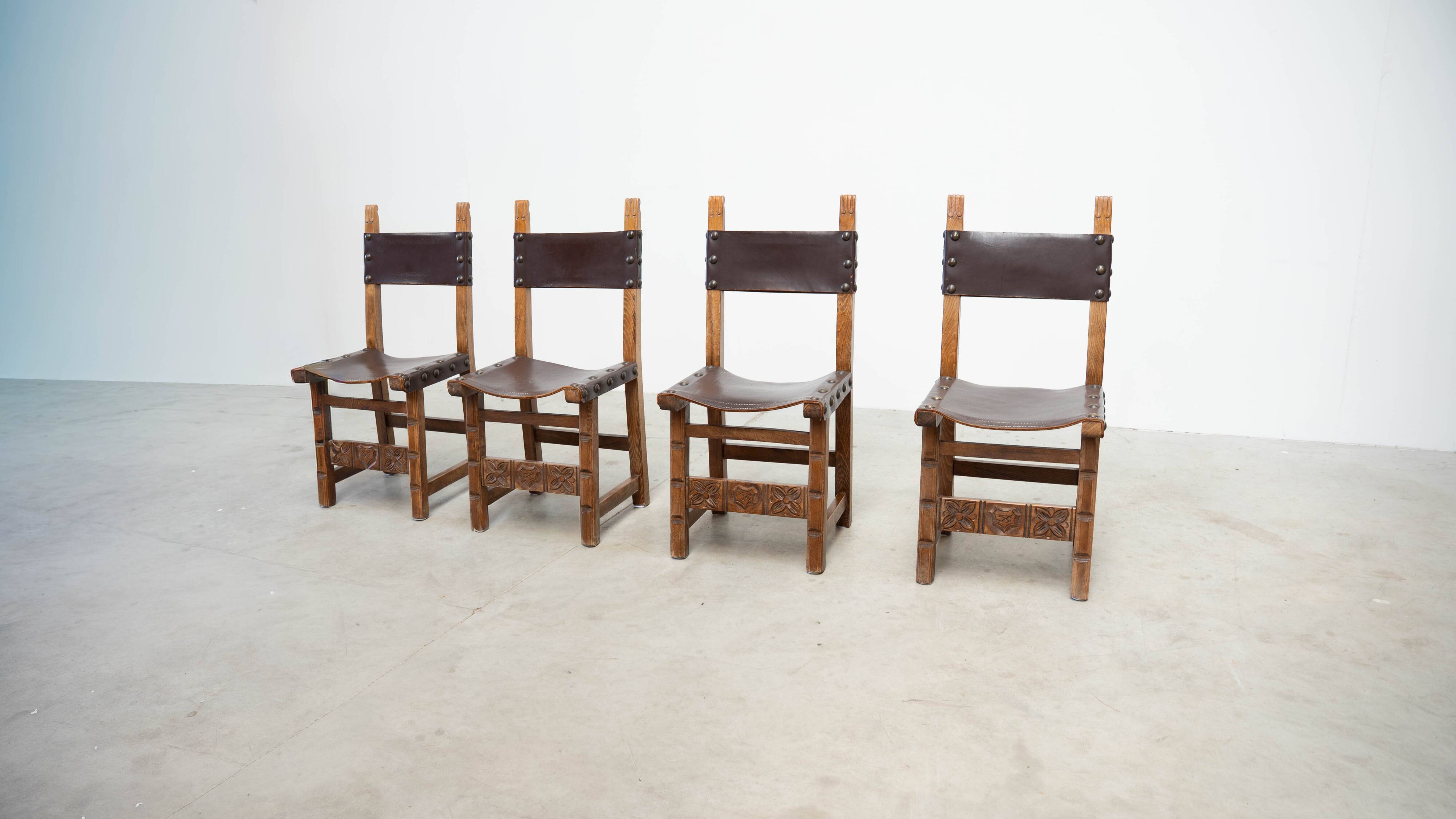 Ensemble de quatre chaises de salle à manger espagnoles