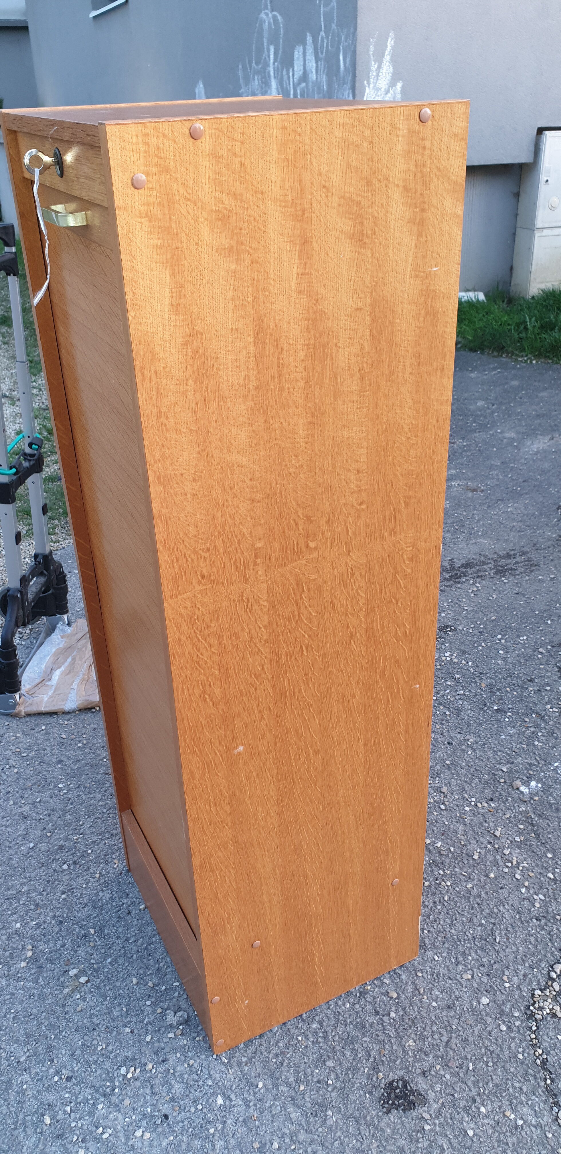 Administrative curtain cabinet