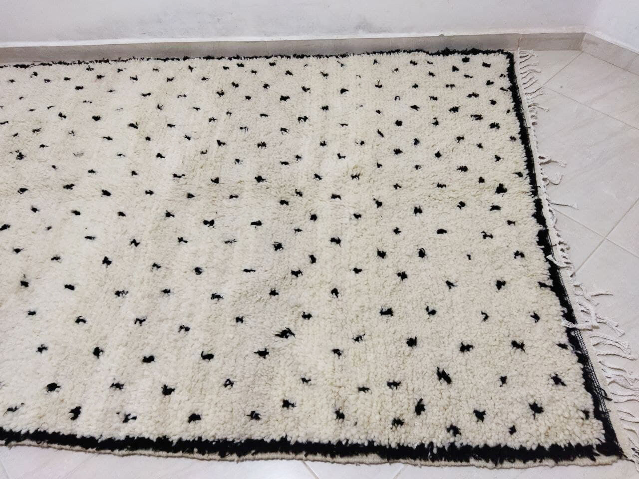 Tapis berbère a pois  224 x 155 cm