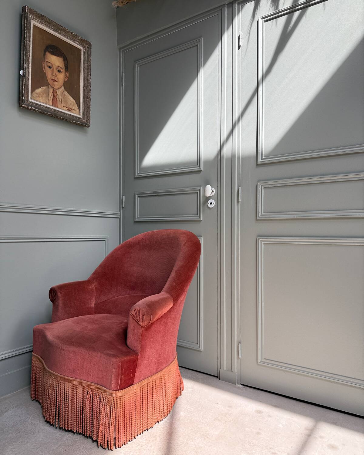 Pink velvet toad chair