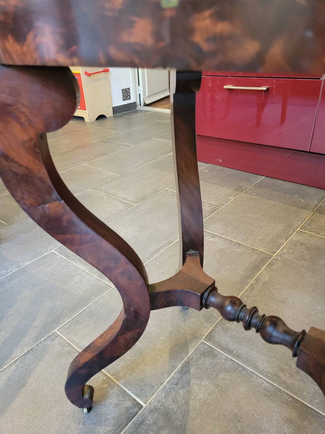 Coiffeuse en ronce d'acajou, époque Restauration, vers 1820