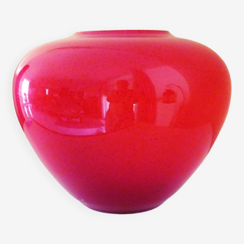 Vase pansu, art déco en en verre multicouches rouge rubis moucheté, intérieur blanc