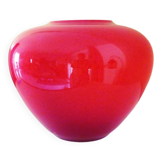 Vase pansu, art déco en en verre multicouches rouge rubis moucheté, intérieur blanc