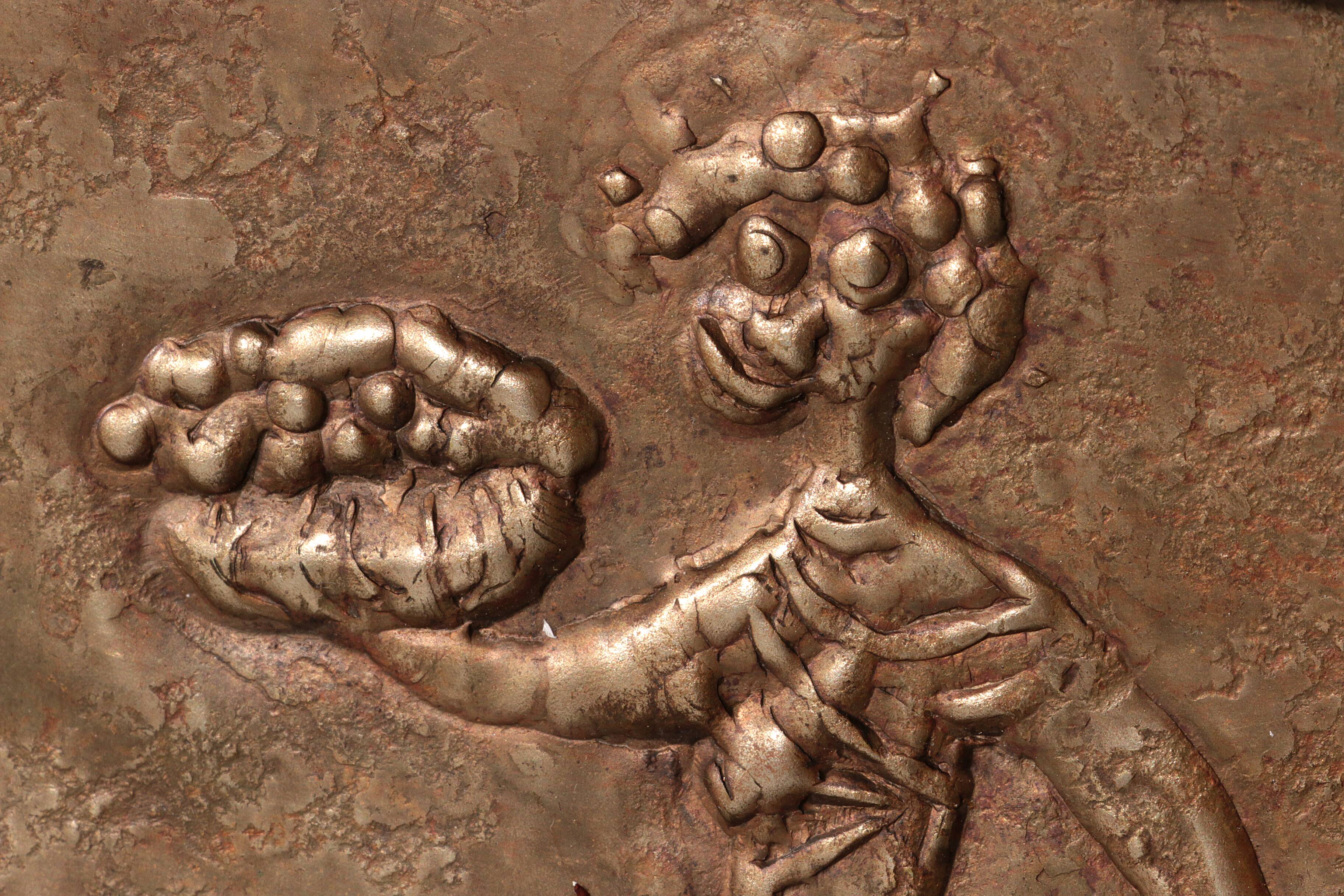 Miroir sculptural en cuivre martelé attribué à Angelo Bragalini