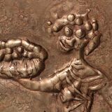 Miroir sculptural en cuivre martelé attribué à Angelo Bragalini