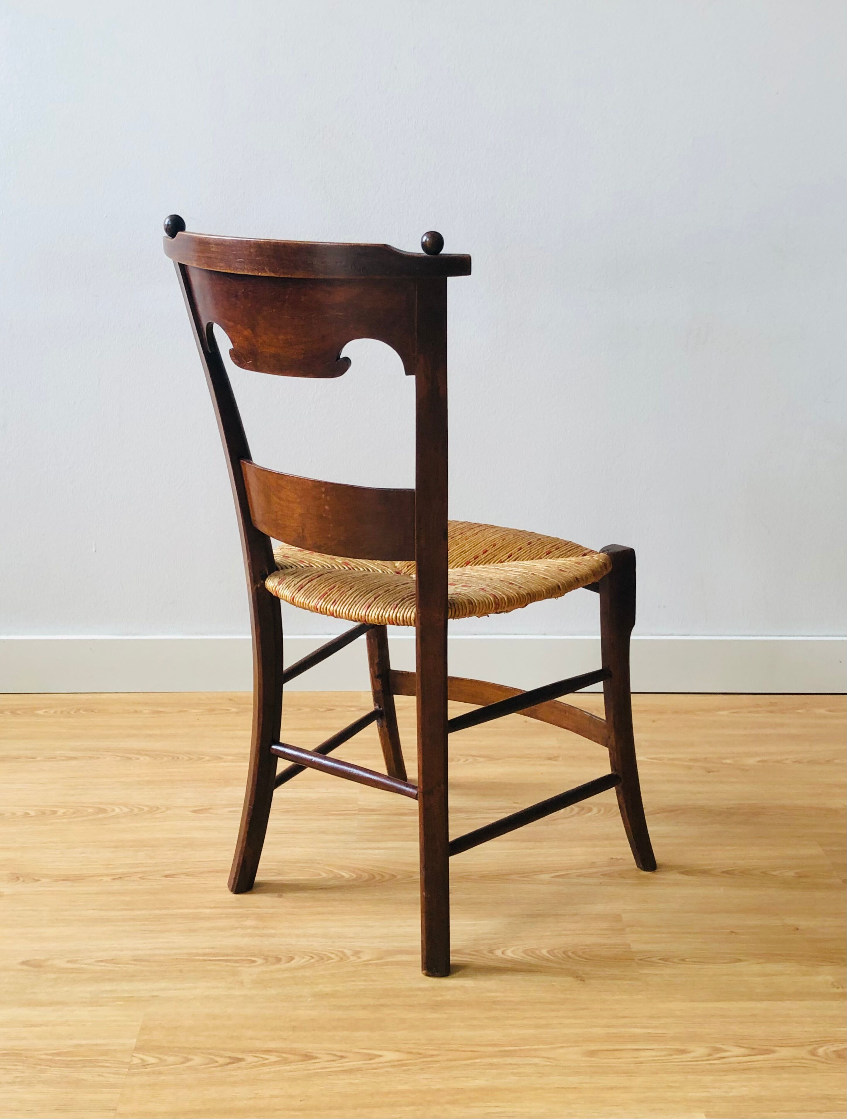 Chaise ancienne en bois et assise paillée