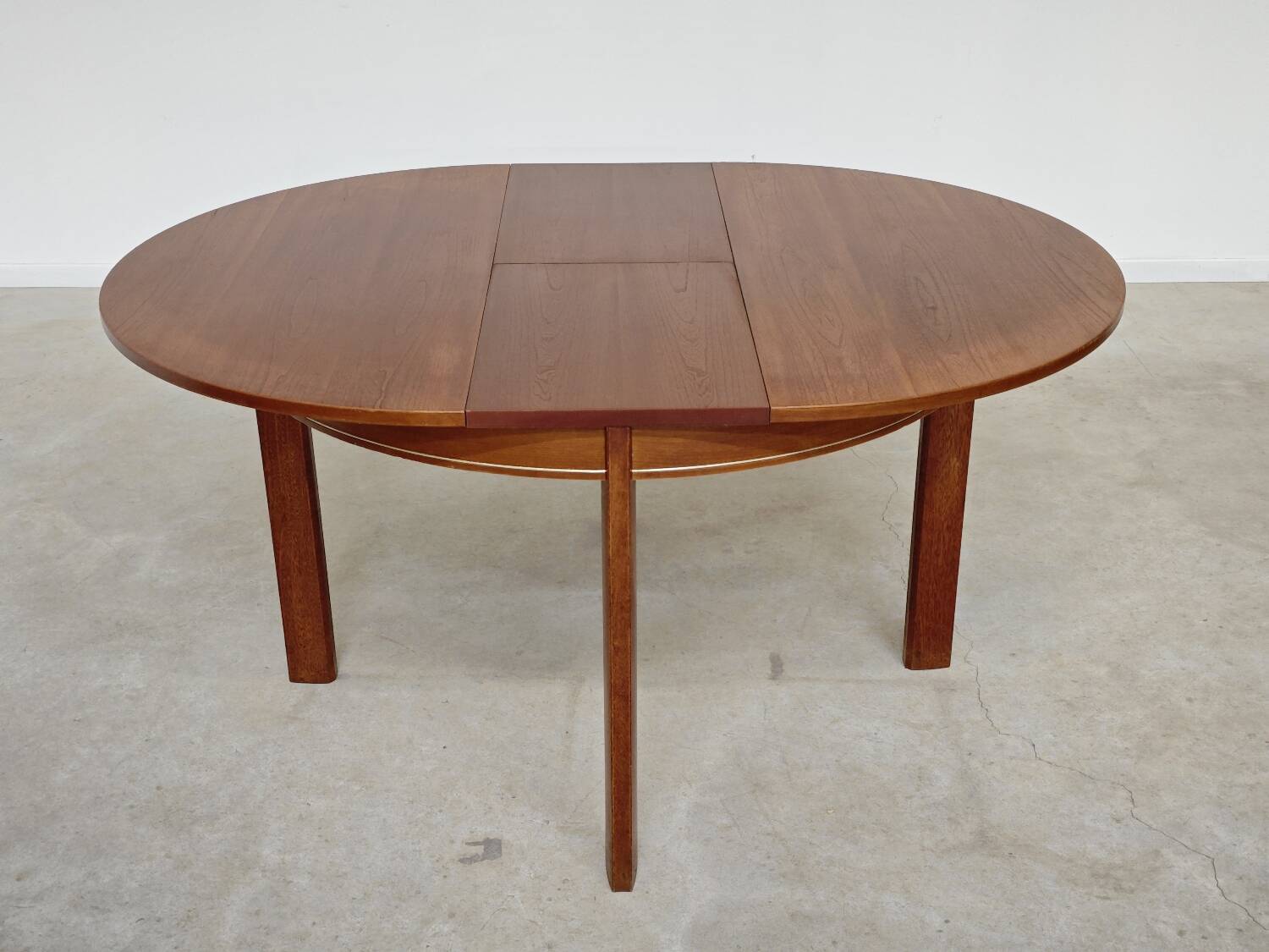 Extendable table with integrated Scandinavian style Self
