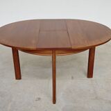 Extendable table with integrated Scandinavian style Self