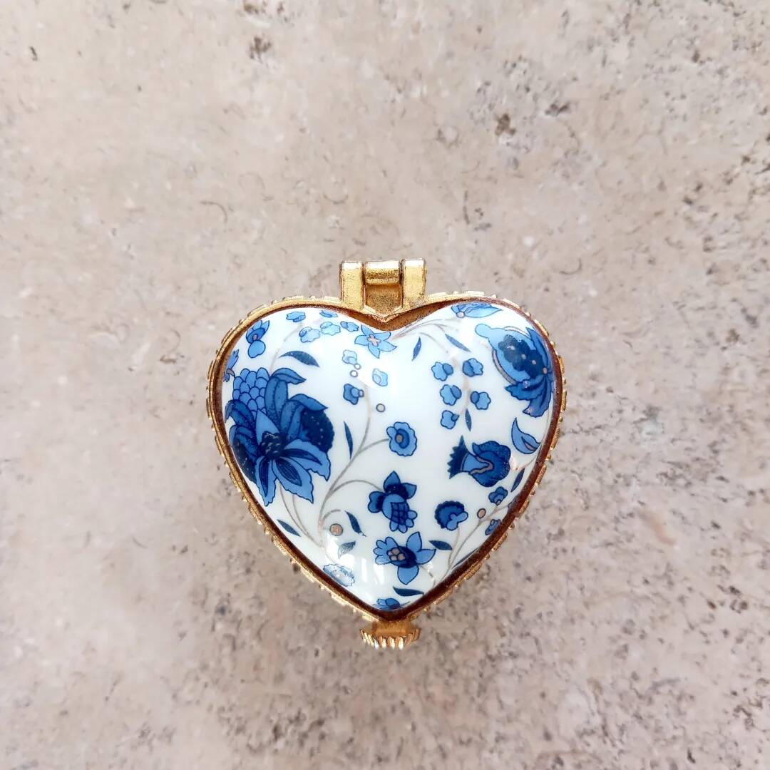 Trio de pilulier en porcelaine
