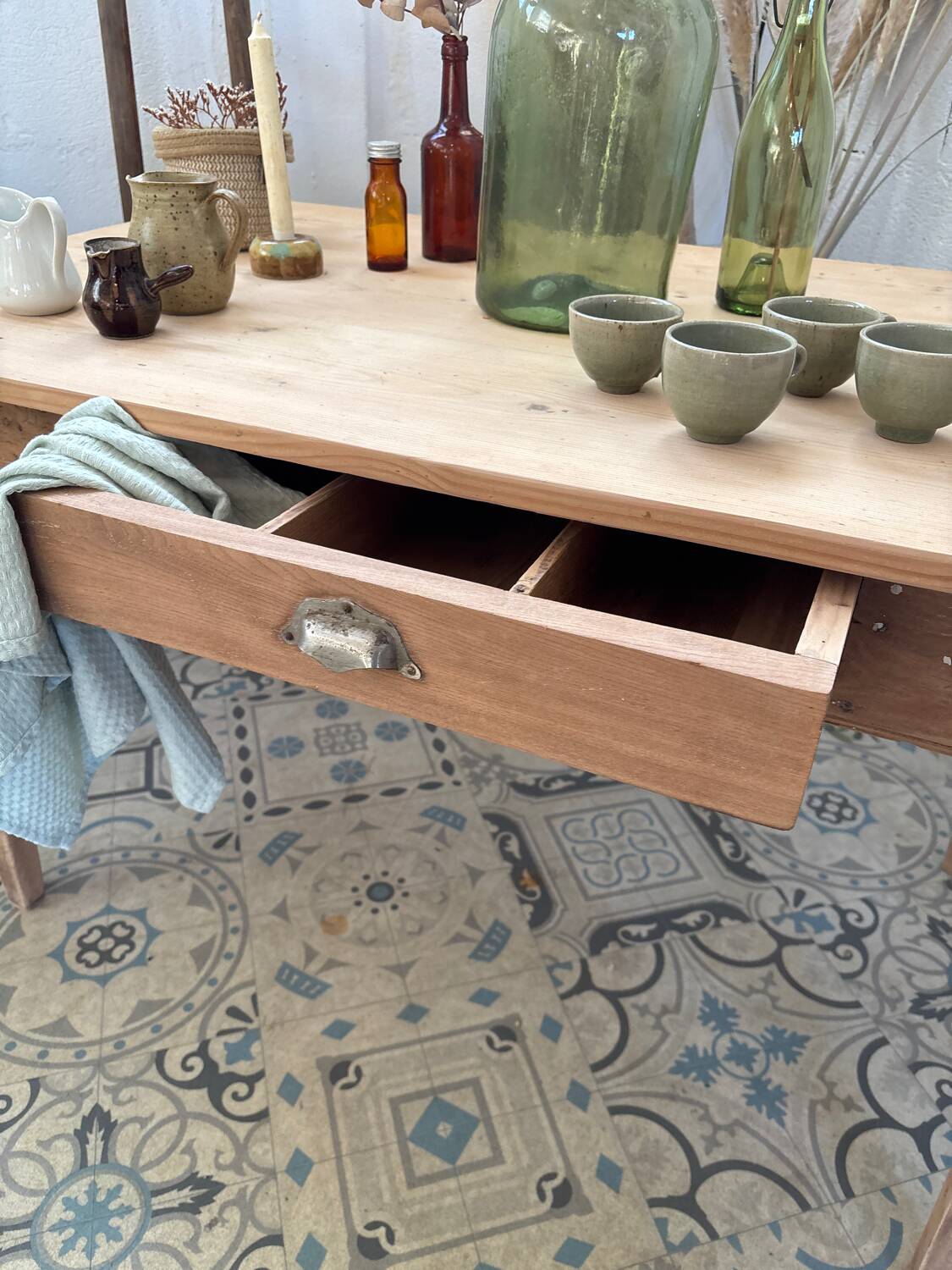 Farm table with 2 drawers