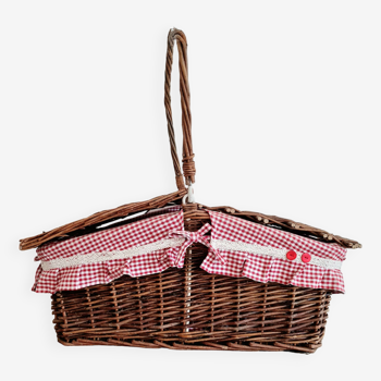 Wicker picnic basket