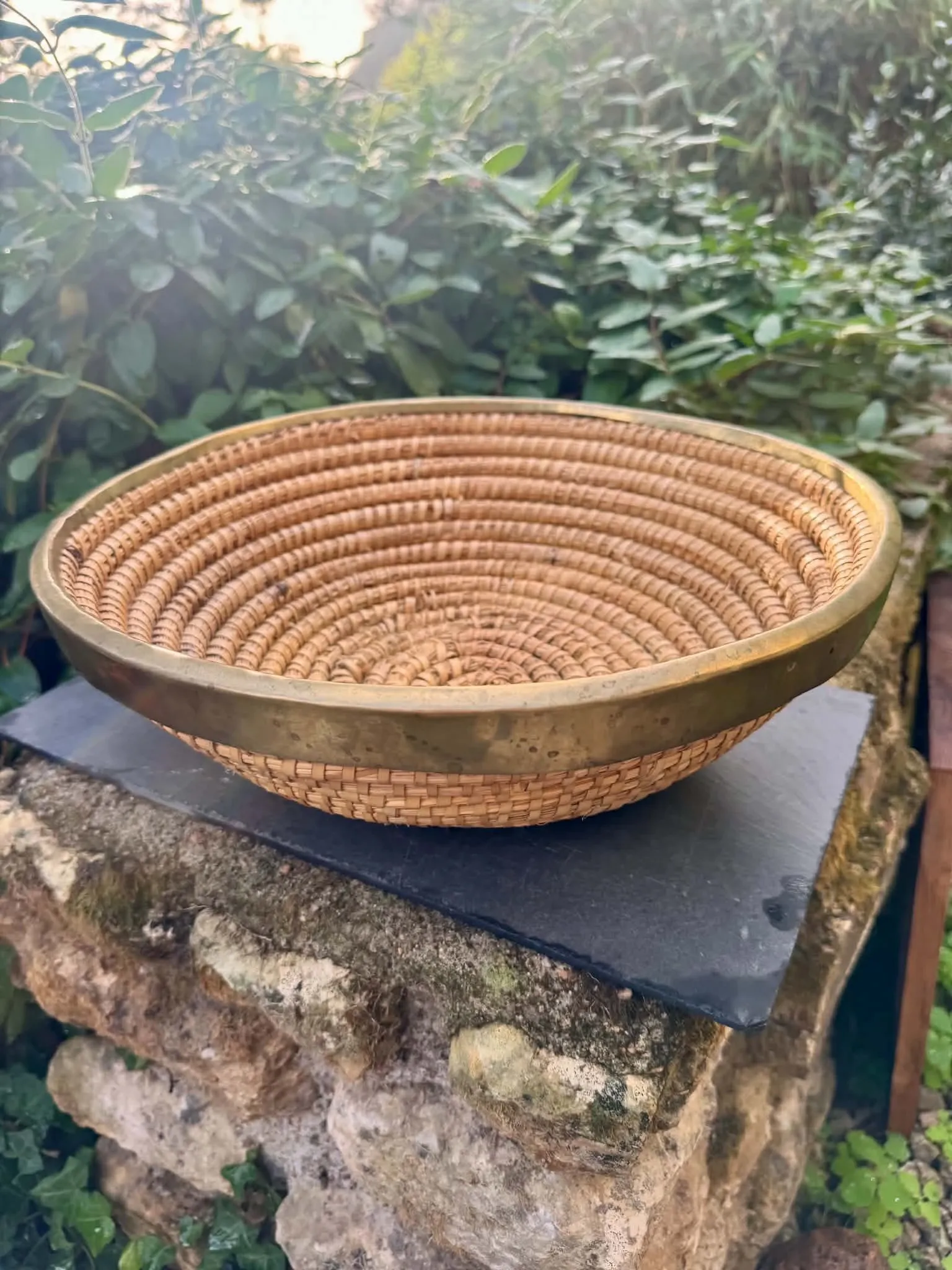 Large wicker basket in rush and brass in the style of Gabriella Crespi from the 1960s.