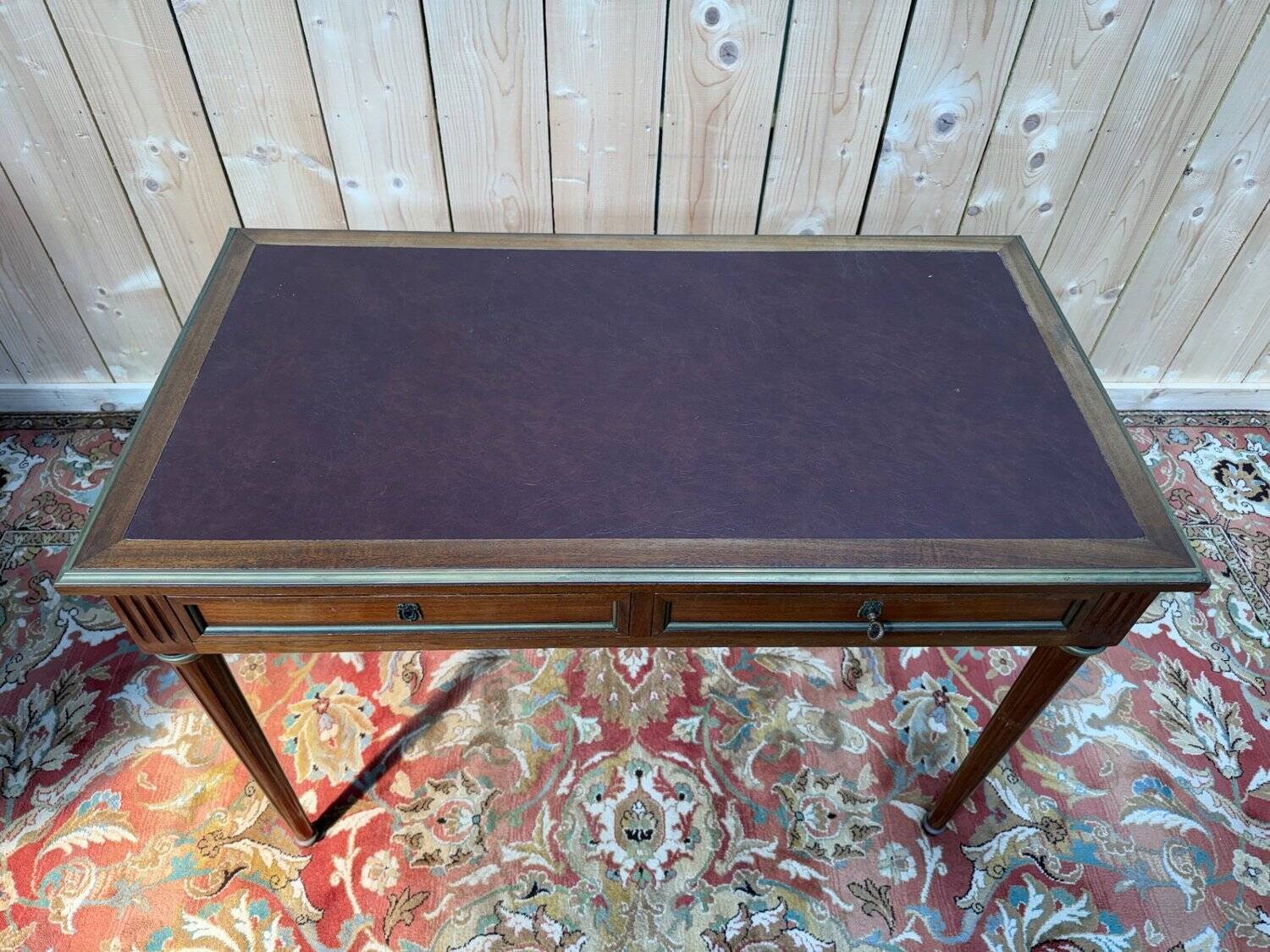 Flat desk with pull-outs – Louis XVI style – Gilded bronze – Early 20th century