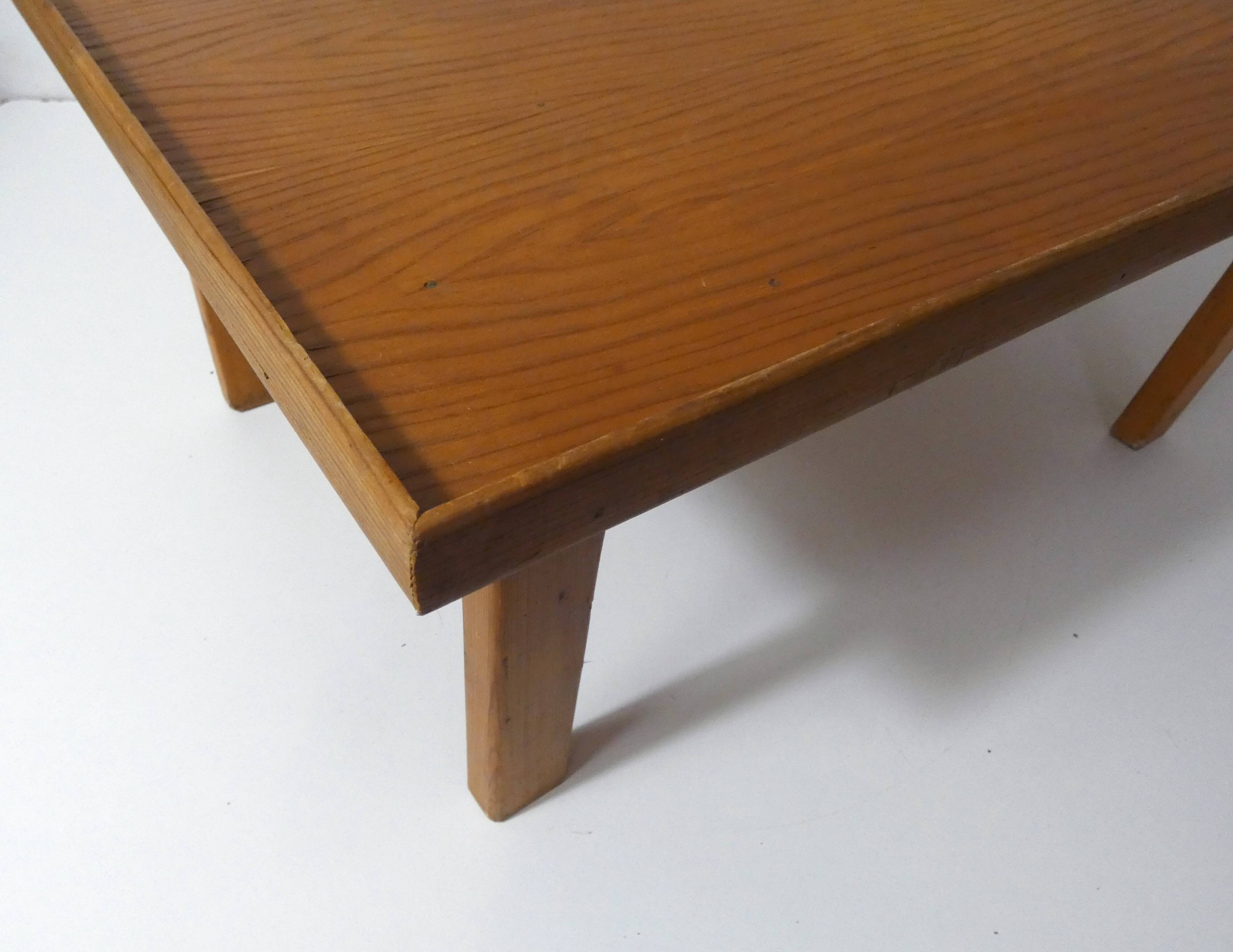 plateau sur pied en bois