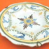 Assiette faïence polychrome XVIIIème Nevers. Aile godronnée...