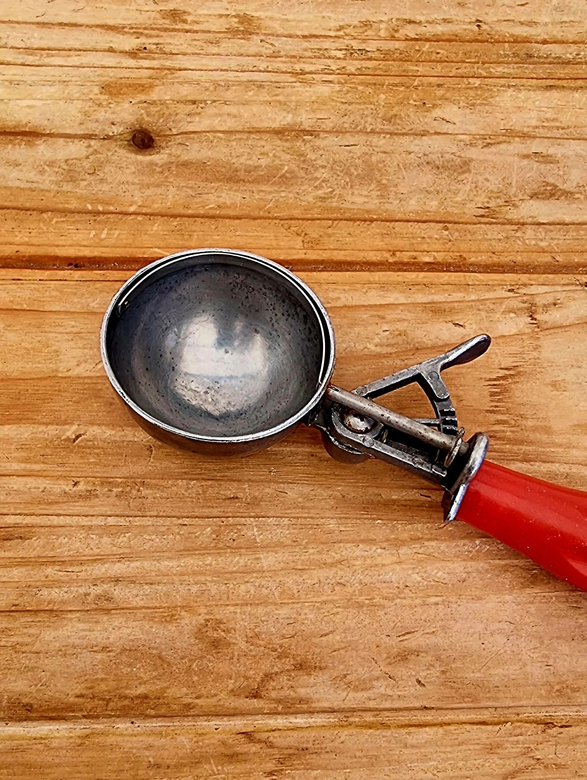 Cuillère à glace rétro manche rouge esprit bistrot vintage