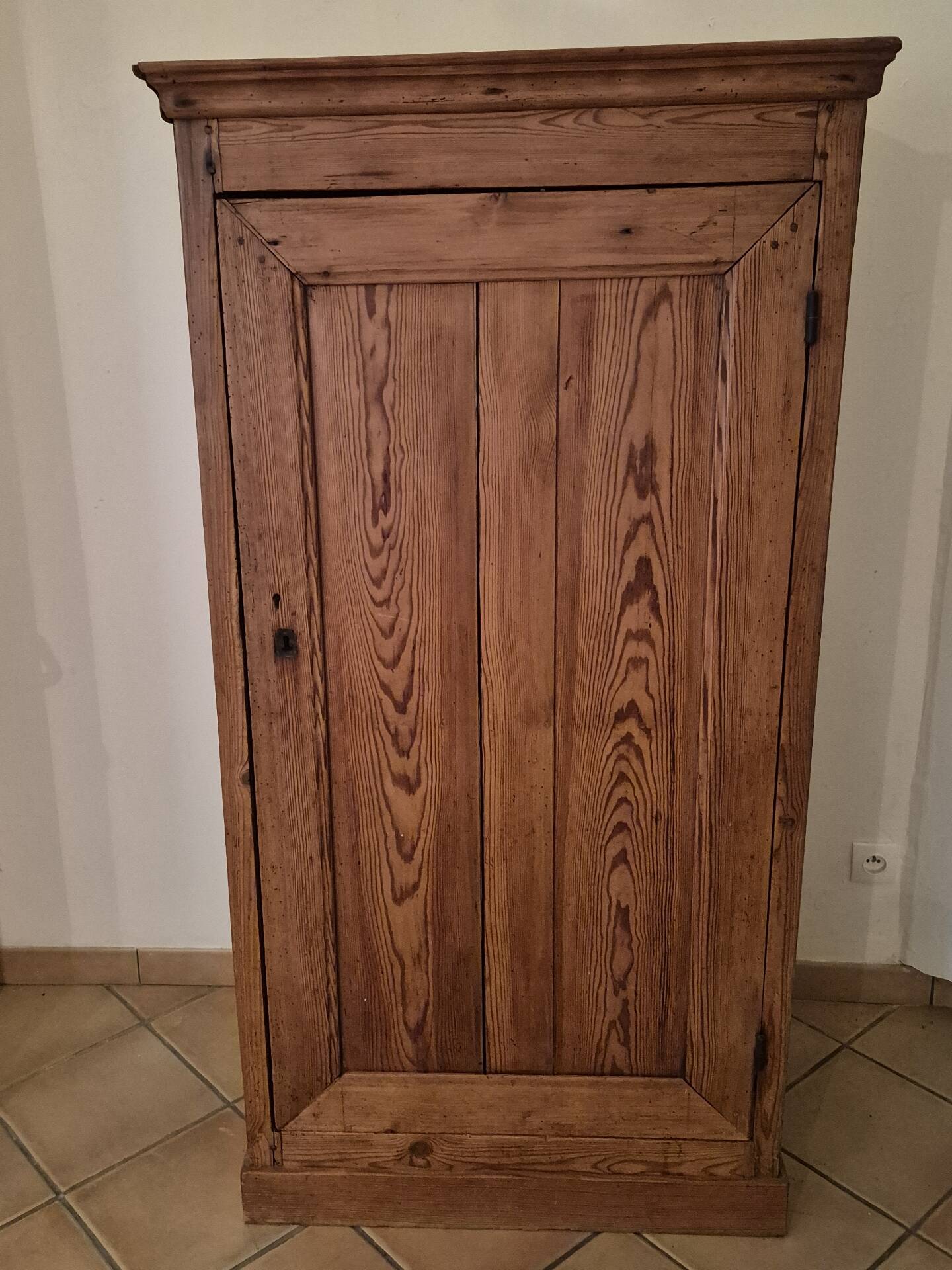 Antique bonnetière