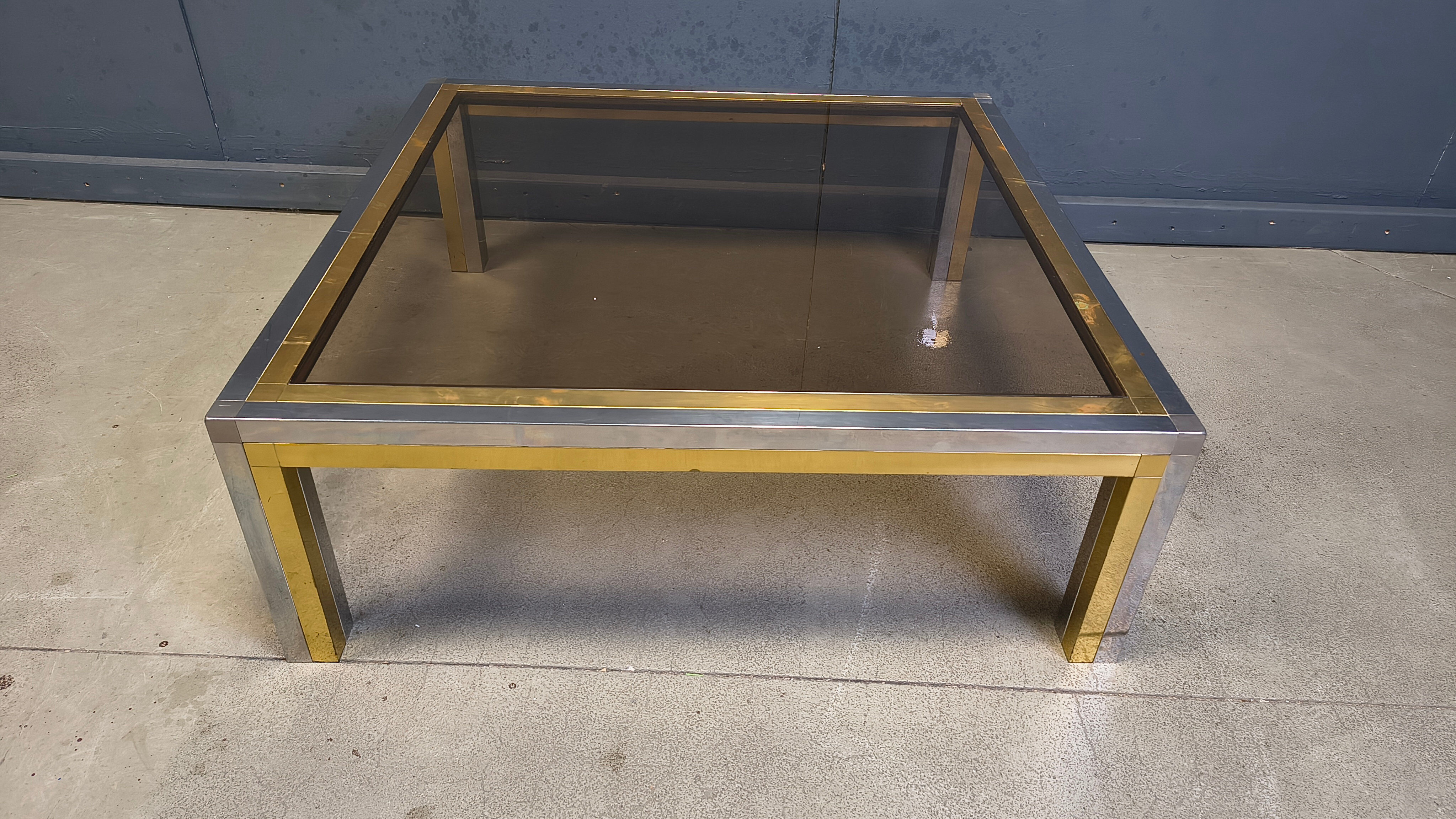 Table basse vintage en chrome et laiton dans le style de Romeo Rega, années 1970.
