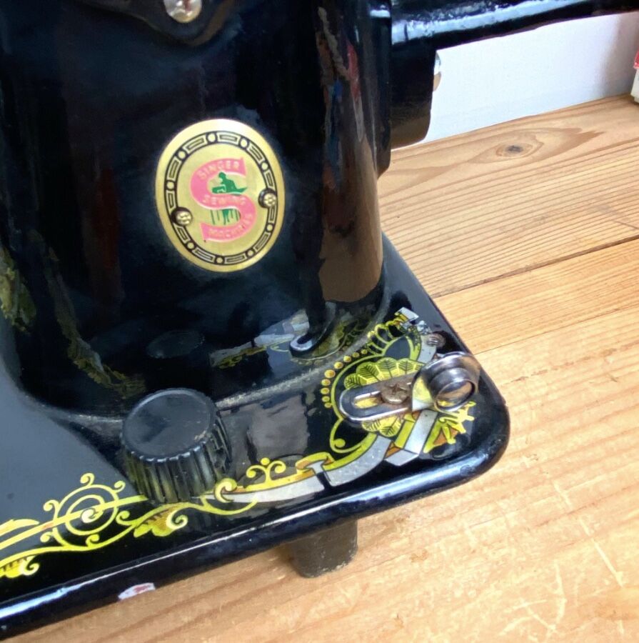 Singer - old sewing machine - black lacquer with golden patterns - very decorative