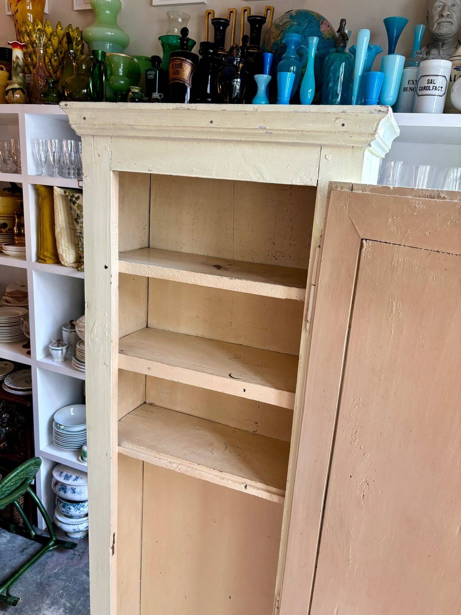 Standing man, cabinet with 1 door, 3 shelves in beige wood
