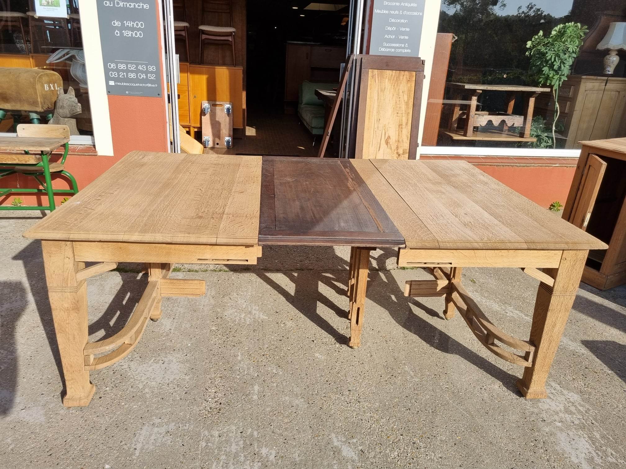 Extendable oak table