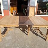 Extendable oak table